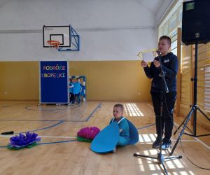 Uczeń klasy szóstej zapowiada występ starszej grupy przedszkolnej