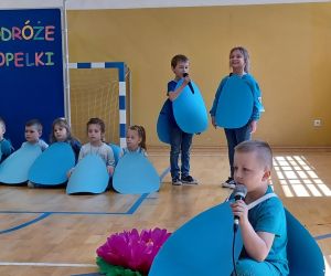 Dziewczynka i chłopiec w strojach kropelek prowadzą dialog