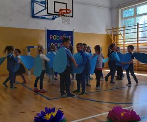 Przedszkolaki w strojach kropelek tańczą