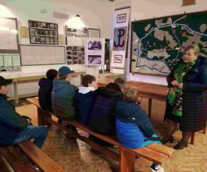 Uczniowie słuchają opowieści przewodnika o Bitwie pod Osuchami