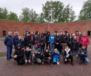 Uczniowie z nauczycielami na wspólnej fotografii na tle Rotundy