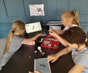 Trzy uczennice budują konstrukcję z klocków Lego Mindstorm