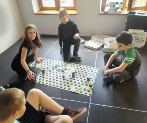 Uczniowie układają tory kulkowe z wykorzystaniem konstrukcji Gravitax