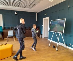 Dwóch uczniów trenuje z Nintendo Switch