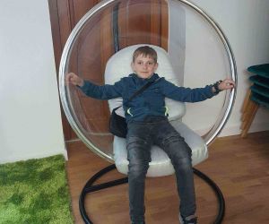 Uczeń odpoczywa w fotelu