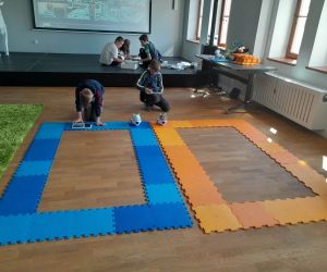 Uczniowie przygotowują wyścig robotów Photon