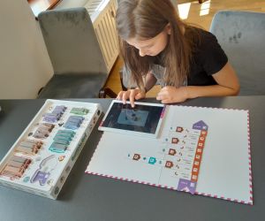 Uczennica programuje na tablecie za pomocą Scottie Go