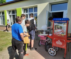 Stoisko z watą cukrową i popcornem