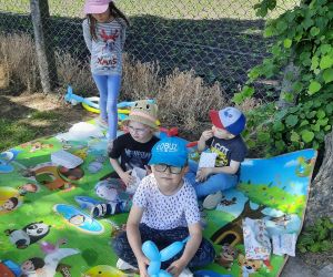 Dzieci odpoczywają na kocyku