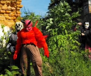 Postacie w bajkowych strojach w tle zielone rośliny