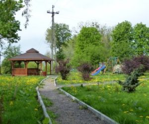 Miejsce do rekreacji, trawnik i ścieżka, w tle altana