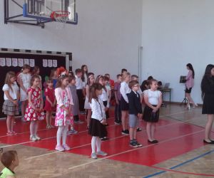 Dziewczynka śpiewa piosenkę o mamie