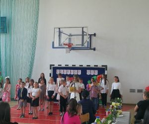 Uczniowie recytują wiersze