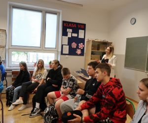 Pani dietetyk prowadzi prelekcję.