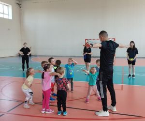 Przedszkolaki ćwiczą z trenerem