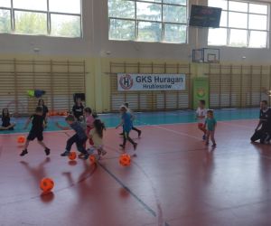 Przedszkolaki podczas zabaw z piłkami