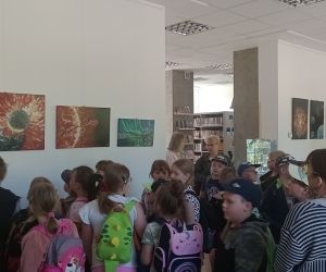 Uczniowie zapoznają się z księgozbiorem biblioteki