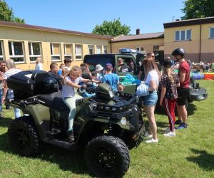 Dzieci w trakcie pokazu sprzętu Straży Granicznej.