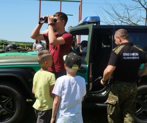 Uczeń klasy VIII obserwuje przez specjalistyczną lornetkę
