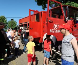 Uczniowie oglądają wóz strażacki