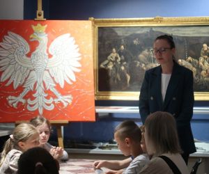 Dzieci z uwagą przysłuchują się historii naszych symboli narodowych