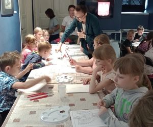 Uczniowie kolorują własnoręcznie wykonany rysunek orła 