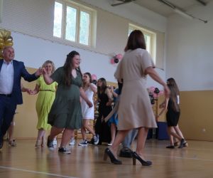 Taniec ,,Belgijka” w wykonaniu uczniów, rodziców i nauczycieli.