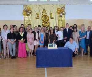 Grupowe zdjęcie uczniów, rodziców i  gości zaproszonych
