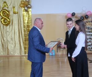 Uczniowie przekazują tablo na ręce Dyrektora