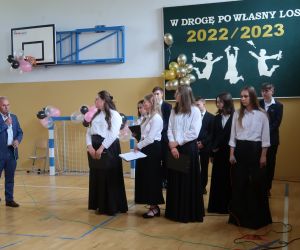 Dyrektor składa życzenia przyszłym absolwentom.