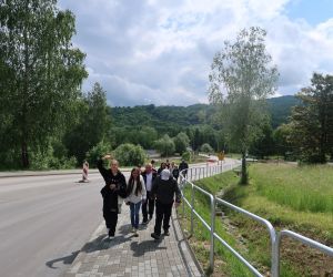 Uczniowie i opiekunowie wędrują  nad Solinę.