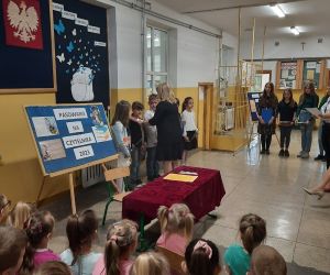 Nauczycielka pasuje uczniów książką