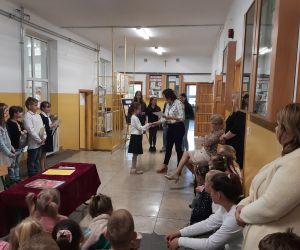 Pani Dyrektor wręcza uczennicy dyplom 