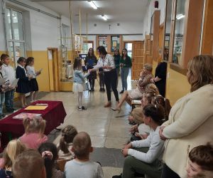 Dziewczynka odbiera dyplom od Pani Dyrektor