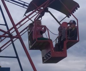 Uczniowie na karuzeli