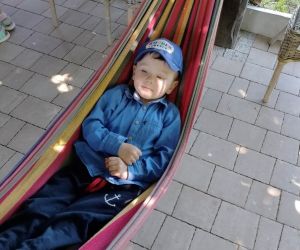 Chłopiec leży w kolorowym hamaku