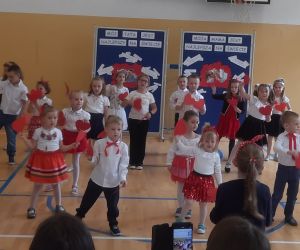 Dzieci wykonują taniec