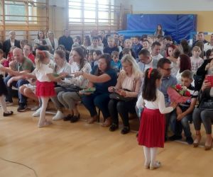 Dzieci wręczają upominki rodzicom