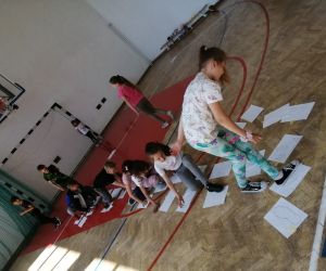 sala gimnastyczna, uczniowie pokonują tor przeszkód