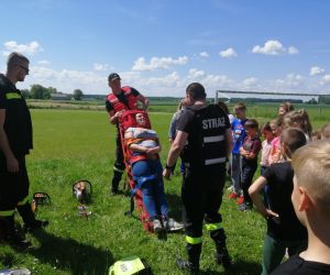 boisko szkolne, pokaz udzielania pierwszej pomocy przez strażaków
