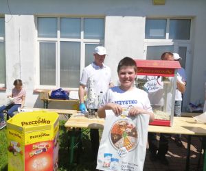 boisko szkolne, uczeń otrzymuje słodkie upominki 