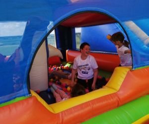 boisko szkolne, uczniowie bawią się w suchym basenie z piłeczkami