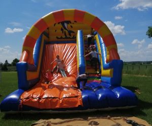 boisko szkolne, uczniowie korzystają z dmuchanej zjeżdżalni 