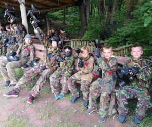 Chłopcy i dziewczęta w mundurach i z pistoletami z farbą