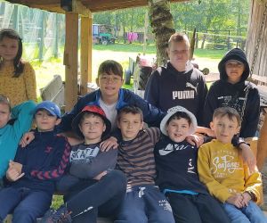 .Uczniowie czekają na kiełbaski