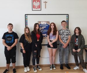 Uczniowie na tle plakatu Finansoaktywni