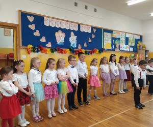 Przedszkolaki uroczyście ubrane występują dla swoich rodziców