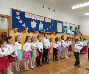 Chłopiec recytuje wiersz a dzieci słuchają