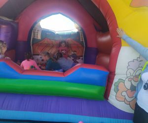 Dzieci bawią się w basenie z piłeczkami