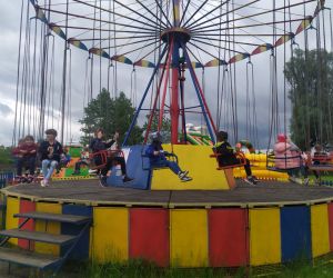 Dzieci na karuzeli łańcuchowej